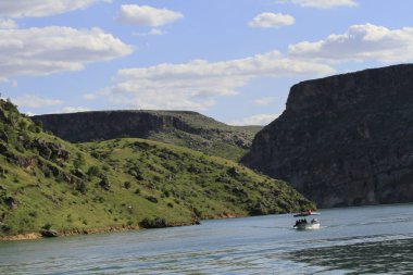 Yarısı kasaba. Türkiye 'nin Sanliurfa ilinde Fırat Nehri' nin doğu kıyısında küçük bir tarım bölgesidir. Eski Yarısı, Birecik Barajı 'nın yükselen suları tarafından kısmen sular altında kaldı..