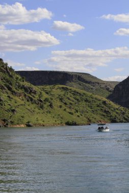 Yarısı kasaba. Türkiye 'nin Sanliurfa ilinde Fırat Nehri' nin doğu kıyısında küçük bir tarım bölgesidir. Eski Yarısı, Birecik Barajı 'nın yükselen suları tarafından kısmen sular altında kaldı..