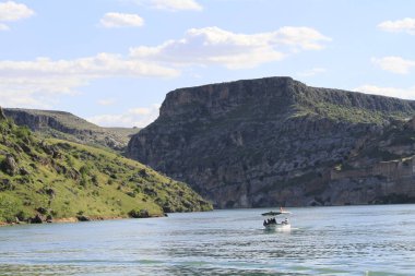 Yarısı kasaba. Türkiye 'nin Sanliurfa ilinde Fırat Nehri' nin doğu kıyısında küçük bir tarım bölgesidir. Eski Yarısı, Birecik Barajı 'nın yükselen suları tarafından kısmen sular altında kaldı..