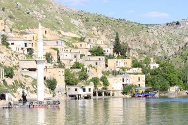 Yarısı kasaba. Türkiye 'nin Sanliurfa ilinde Fırat Nehri' nin doğu kıyısında küçük bir tarım bölgesidir. Eski Yarısı, Birecik Barajı 'nın yükselen suları tarafından kısmen sular altında kaldı..