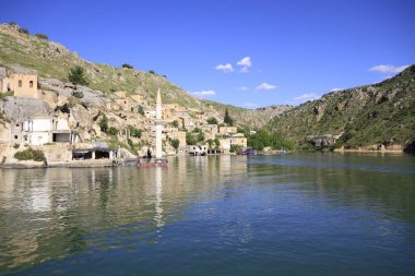 Yarısı kasaba. Türkiye 'nin Sanliurfa ilinde Fırat Nehri' nin doğu kıyısında küçük bir tarım bölgesidir. Eski Yarısı, Birecik Barajı 'nın yükselen suları tarafından kısmen sular altında kaldı..
