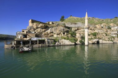 Yarısı kasaba. Türkiye 'nin Sanliurfa ilinde Fırat Nehri' nin doğu kıyısında küçük bir tarım bölgesidir. Eski Yarısı, Birecik Barajı 'nın yükselen suları tarafından kısmen sular altında kaldı..