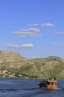 Yarısı kasaba. Türkiye 'nin Sanliurfa ilinde Fırat Nehri' nin doğu kıyısında küçük bir tarım bölgesidir. Eski Yarısı, Birecik Barajı 'nın yükselen suları tarafından kısmen sular altında kaldı..