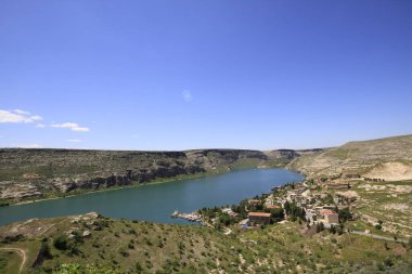 Yarısı kasaba. Türkiye 'nin Sanliurfa ilinde Fırat Nehri' nin doğu kıyısında küçük bir tarım bölgesidir. Eski Yarısı, Birecik Barajı 'nın yükselen suları tarafından kısmen sular altında kaldı..