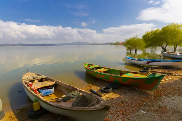 Una Hermosa Vista Atardecer Espectacular Del Lago Uluabat Algunos Barcos — Foto de Stock