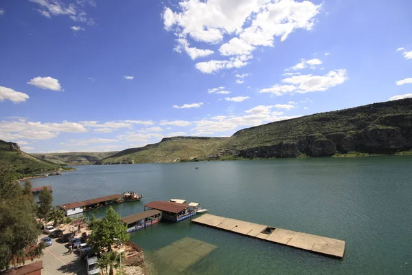 Yarısı kasaba. Türkiye 'nin Sanliurfa ilinde Fırat Nehri' nin doğu kıyısında küçük bir tarım bölgesidir. Eski Yarısı, Birecik Barajı 'nın yükselen suları tarafından kısmen sular altında kaldı..