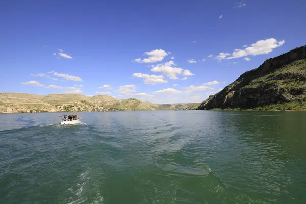 Yarısı kasaba. Türkiye 'nin Sanliurfa ilinde Fırat Nehri' nin doğu kıyısında küçük bir tarım bölgesidir. Eski Yarısı, Birecik Barajı 'nın yükselen suları tarafından kısmen sular altında kaldı..