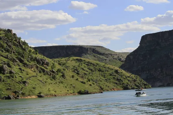 Yarısı kasaba. Türkiye 'nin Sanliurfa ilinde Fırat Nehri' nin doğu kıyısında küçük bir tarım bölgesidir. Eski Yarısı, Birecik Barajı 'nın yükselen suları tarafından kısmen sular altında kaldı..