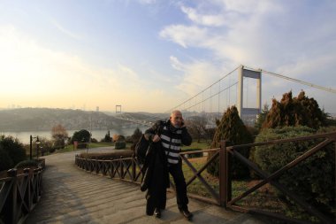 Gün batımında Otagtepe 'den Boğaz' a panoramik bir manzara. Hdr uygulanır. Türk bayrağı ve sağ tarafta Fatih Sultan Mehmet Köprüsü.