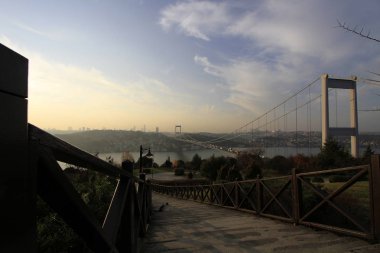 Gün batımında Otagtepe 'den Boğaz' a panoramik bir manzara. Hdr uygulanır. Türk bayrağı ve sağ tarafta Fatih Sultan Mehmet Köprüsü.