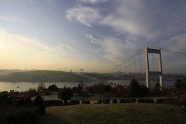 Gün batımında Otagtepe 'den Boğaz' a panoramik bir manzara. Hdr uygulanır. Türk bayrağı ve sağ tarafta Fatih Sultan Mehmet Köprüsü.