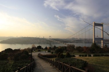 Gün batımında Otagtepe 'den Boğaz' a panoramik bir manzara. Hdr uygulanır. Türk bayrağı ve sağ tarafta Fatih Sultan Mehmet Köprüsü.