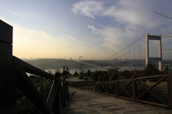 在日落时从奥塔格特普到博斯普鲁斯海峡的全景全景 Hdr 土耳其国旗和右侧法蒂赫苏丹穆罕默德桥 — 图库照片