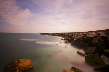 Durusu Gölü'nün (Terkos Gölü) sakin sularının gün doğumunda, terk edilmiş birkaç tekneyle muhteşem bir manzarası ön plandadır. Durusu Gölü, İstanbul'a yakın en güzel göllerden biridir...
