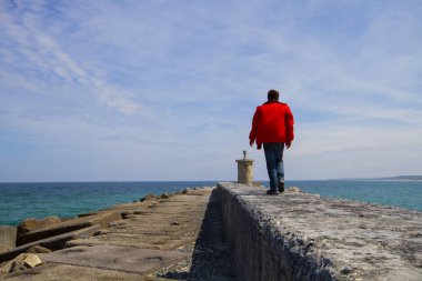 Durusu Gölü'nün (Terkos Gölü) sakin sularının gün doğumunda, terk edilmiş birkaç tekneyle muhteşem bir manzarası ön plandadır. Durusu Gölü, İstanbul'a yakın en güzel göllerden biridir...
