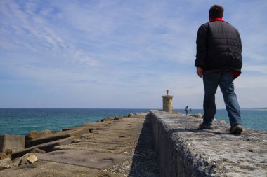 Karadeniz 'in dalgaları, İstanbul' un dışındaki Türk kıyı köyü Karaburun 'un kıyısında huzur içinde süzülüyor