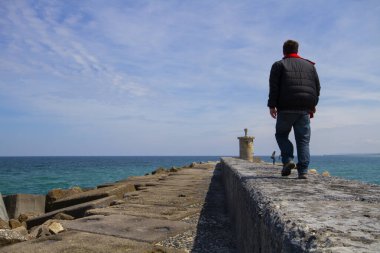 Karadeniz 'in dalgaları, İstanbul' un dışındaki Türk kıyı köyü Karaburun 'un kıyısında huzur içinde süzülüyor