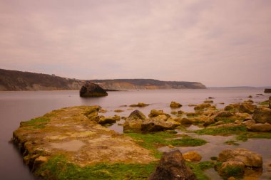 Karadeniz 'in dalgaları, İstanbul' un dışındaki Türk kıyı köyü Karaburun 'un kıyısında huzur içinde süzülüyor