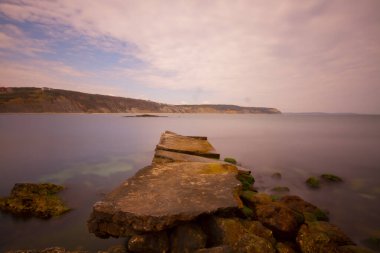 Karadeniz 'in dalgaları, İstanbul' un dışındaki Türk kıyı köyü Karaburun 'un kıyısında huzur içinde süzülüyor