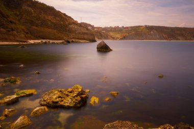 Karadeniz 'in dalgaları, İstanbul' un dışındaki Türk kıyı köyü Karaburun 'un kıyısında huzur içinde süzülüyor