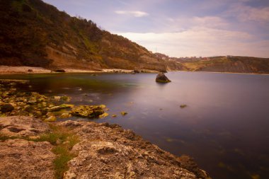 Karadeniz 'in dalgaları, İstanbul' un dışındaki Türk kıyı köyü Karaburun 'un kıyısında huzur içinde süzülüyor