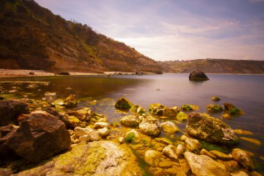 Karadeniz 'in dalgaları, İstanbul' un dışındaki Türk kıyı köyü Karaburun 'un kıyısında huzur içinde süzülüyor