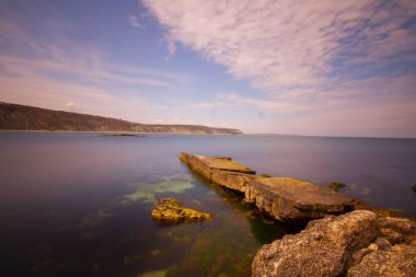 Karadeniz 'in dalgaları, İstanbul' un dışındaki Türk kıyı köyü Karaburun 'un kıyısında huzur içinde süzülüyor