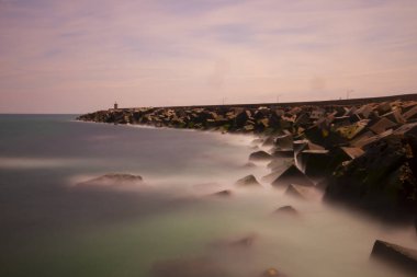Karadeniz 'in dalgaları, İstanbul' un dışındaki Türk kıyı köyü Karaburun 'un kıyısında huzur içinde süzülüyor