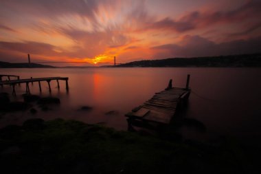 Sahildeki bitmemiş iskele kalıntıları, uzun süreli teknik çekim.