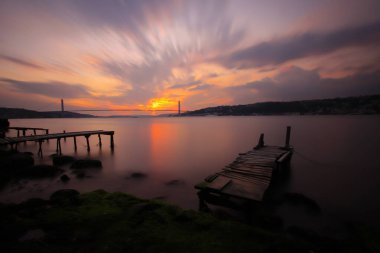 Sahildeki bitmemiş iskele kalıntıları, uzun süreli teknik çekim.