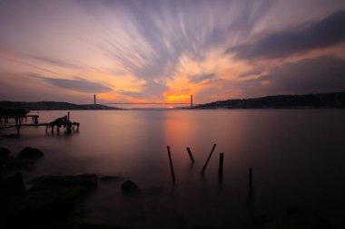 Sahildeki bitmemiş iskele kalıntıları, uzun süreli teknik çekim.