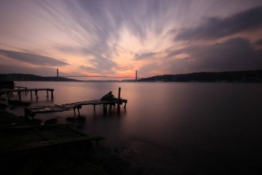 Sahildeki bitmemiş iskele kalıntıları, uzun süreli teknik çekim.