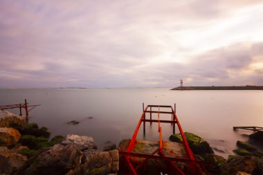 Sahildeki bitmemiş iskele kalıntıları, uzun süreli teknik çekim.