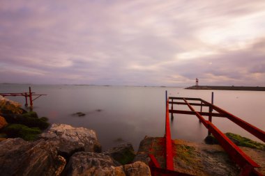 Sahildeki bitmemiş iskele kalıntıları, uzun süreli teknik çekim.