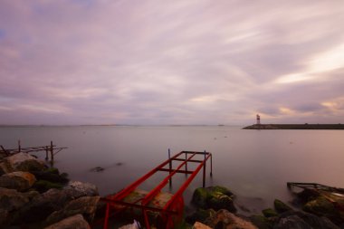 Sahildeki bitmemiş iskele kalıntıları, uzun süreli teknik çekim.