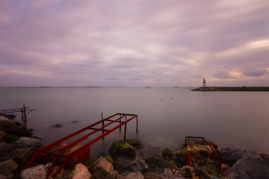Sahildeki bitmemiş iskele kalıntıları, uzun süreli teknik çekim.