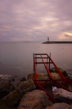 Sahildeki bitmemiş iskele kalıntıları, uzun süreli teknik çekim.