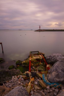 Sahildeki bitmemiş iskele kalıntıları, uzun süreli teknik çekim.