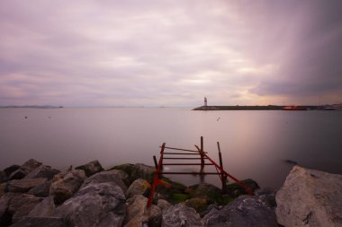 Sahildeki bitmemiş iskele kalıntıları, uzun süreli teknik çekim.