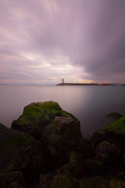 Sahildeki bitmemiş iskele kalıntıları, uzun süreli teknik çekim.