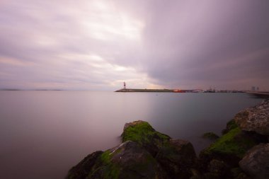 Sahildeki bitmemiş iskele kalıntıları, uzun süreli teknik çekim.