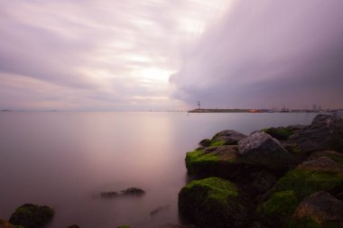 Sahildeki bitmemiş iskele kalıntıları, uzun süreli teknik çekim.