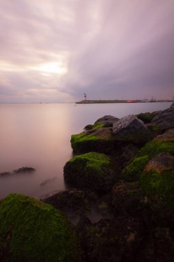 Sahildeki bitmemiş iskele kalıntıları, uzun süreli teknik çekim.