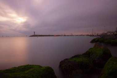Sahildeki bitmemiş iskele kalıntıları, uzun süreli teknik çekim.