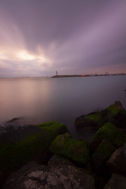 Sahildeki bitmemiş iskele kalıntıları, uzun süreli teknik çekim.