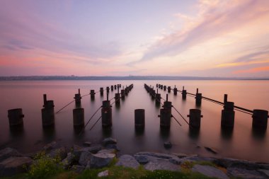 Sahildeki bitmemiş iskele kalıntıları, uzun süreli teknik çekim.