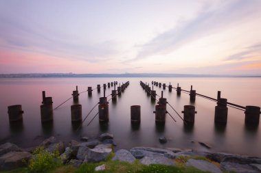 Sahildeki bitmemiş iskele kalıntıları, uzun süreli teknik çekim.
