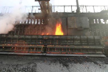 Demir ve çelik fabrikası ve üretim yeri, büyük bir fabrika ve işçiler, vardiyalı çalışanlar.