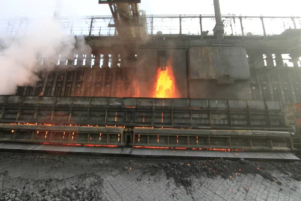 Eisen Und Stahlwerk Und Produktionsstätte Eine Große Fabrik Und Arbeiter — Stockfoto
