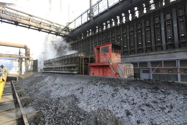 钢铁厂和生产场所 一个大型工厂和工人 轮班工作的人 — 图库照片